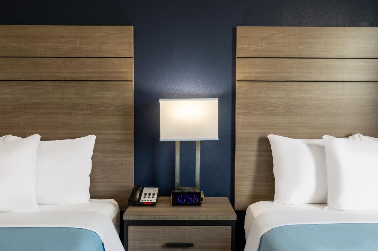 Baymont By Wyndham Laredo Hotell Exteriör bild