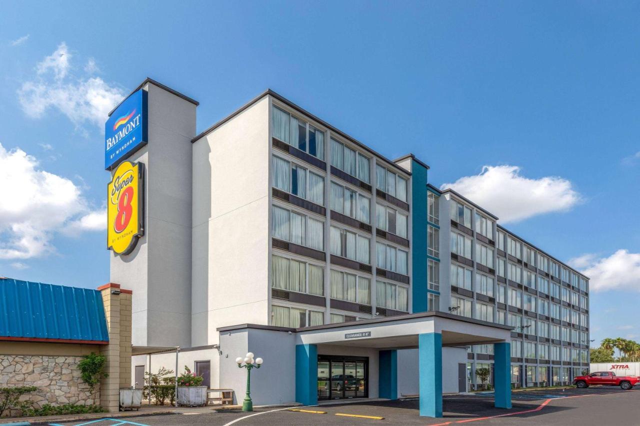 Baymont By Wyndham Laredo Hotell Exteriör bild