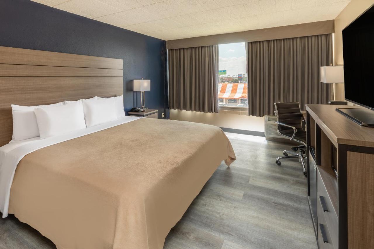Baymont By Wyndham Laredo Hotell Exteriör bild