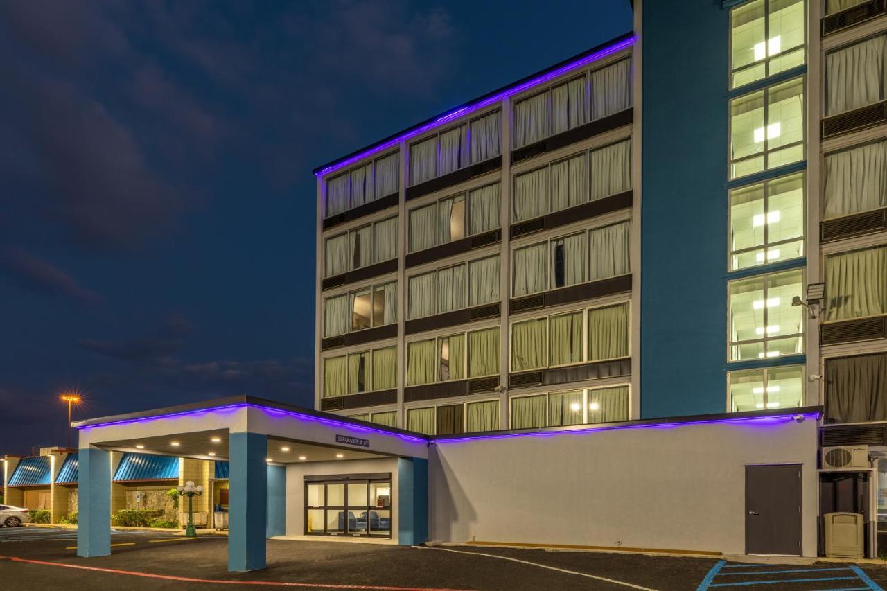 Baymont By Wyndham Laredo Hotell Exteriör bild