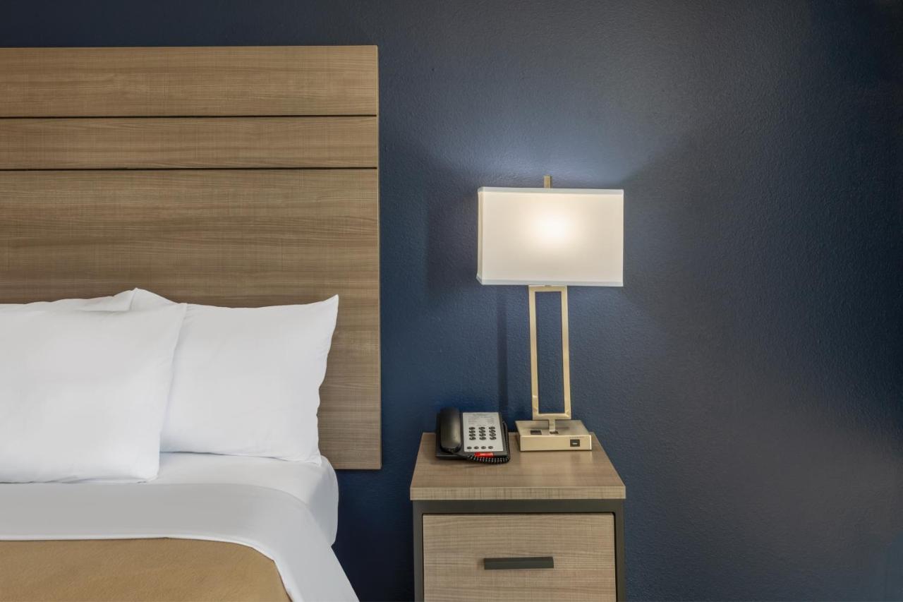 Baymont By Wyndham Laredo Hotell Exteriör bild