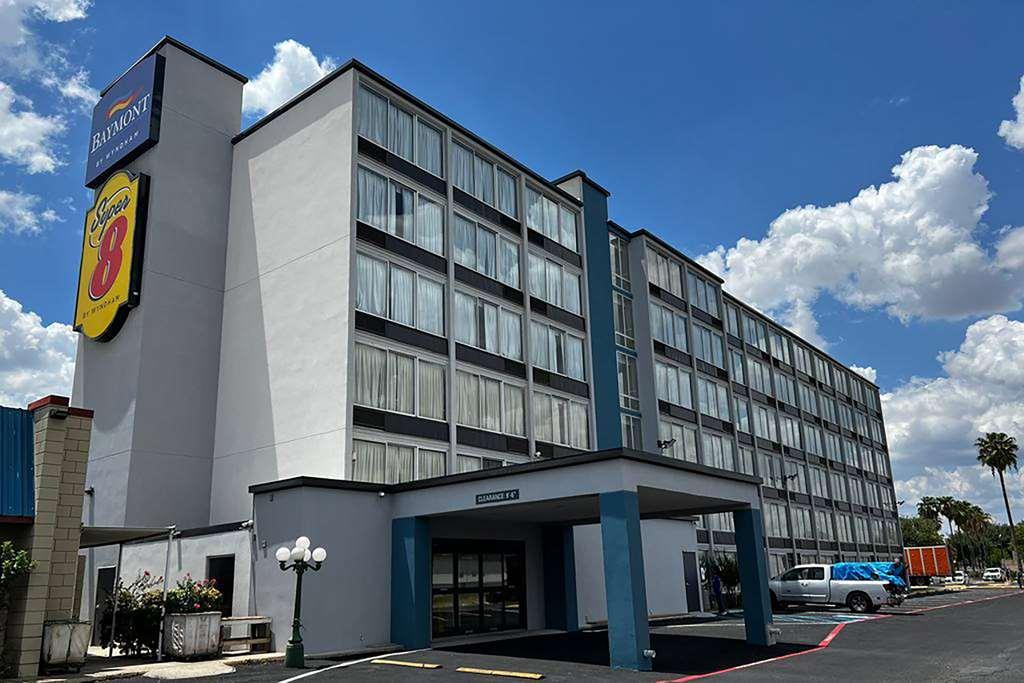 Baymont By Wyndham Laredo Hotell Exteriör bild