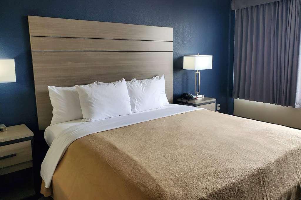 Baymont By Wyndham Laredo Hotell Rum bild