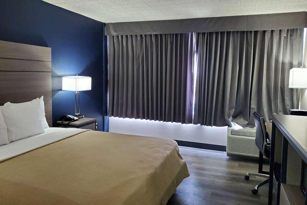 Baymont By Wyndham Laredo Hotell Rum bild